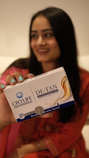 Vanya Bahl Instagram - Raksha Bandhan is around the corner — time to detan all that sunshine at home before the sibling selfies begin with the all new Oxylife De-tan DIY pack!
🌞 #OxylifeMoments #SiblingGlowUp
#SkinsuranceWithOxylife