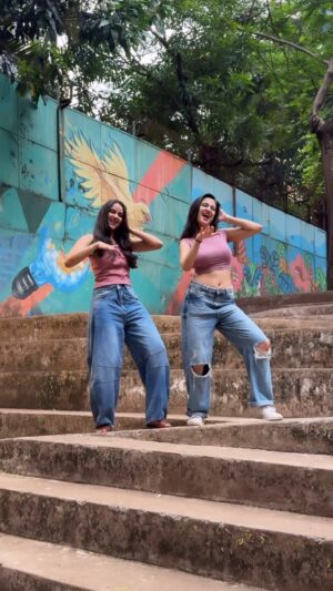 Vanya Bahl Instagram - guess who’s back dancing together again🥰👯‍♀️💗

#dance #trend #shakeittothemax #trending #explore #trendingdances