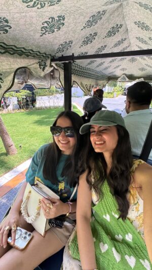 Vanya Bahl Instagram - How can one not have gossip?😕
•
With my fav @_asfi 🤍
