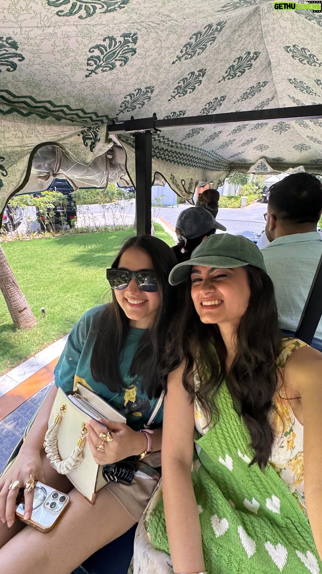 Vanya Bahl - 1K Likes - How can one not have gossip?😕
•
With my fav @_asfi 🤍