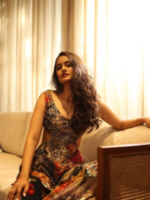 Vanya Bahl Instagram - Feeling like I was meant to be a part of the song in this outfit @karanaujla what do you think?👀
•
Clicked by my absolute best @banjaariii 🤍
Wearing : @worldofvarunbahl
Hair & makeup : @nikitakholi748