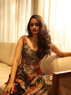 Vanya Bahl Instagram - Feeling like I was meant to be a part of the song in this outfit @karanaujla what do you think?👀
•
Clicked by my absolute best @banjaariii 🤍
Wearing : @worldofvarunbahl
Hair & makeup : @nikitakholi748