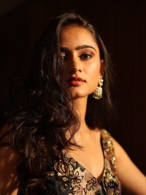 Vanya Bahl Instagram - Feeling like I was meant to be a part of the song in this outfit @karanaujla what do you think?👀
•
Clicked by my absolute best @banjaariii 🤍
Wearing : @worldofvarunbahl
Hair & makeup : @nikitakholi748