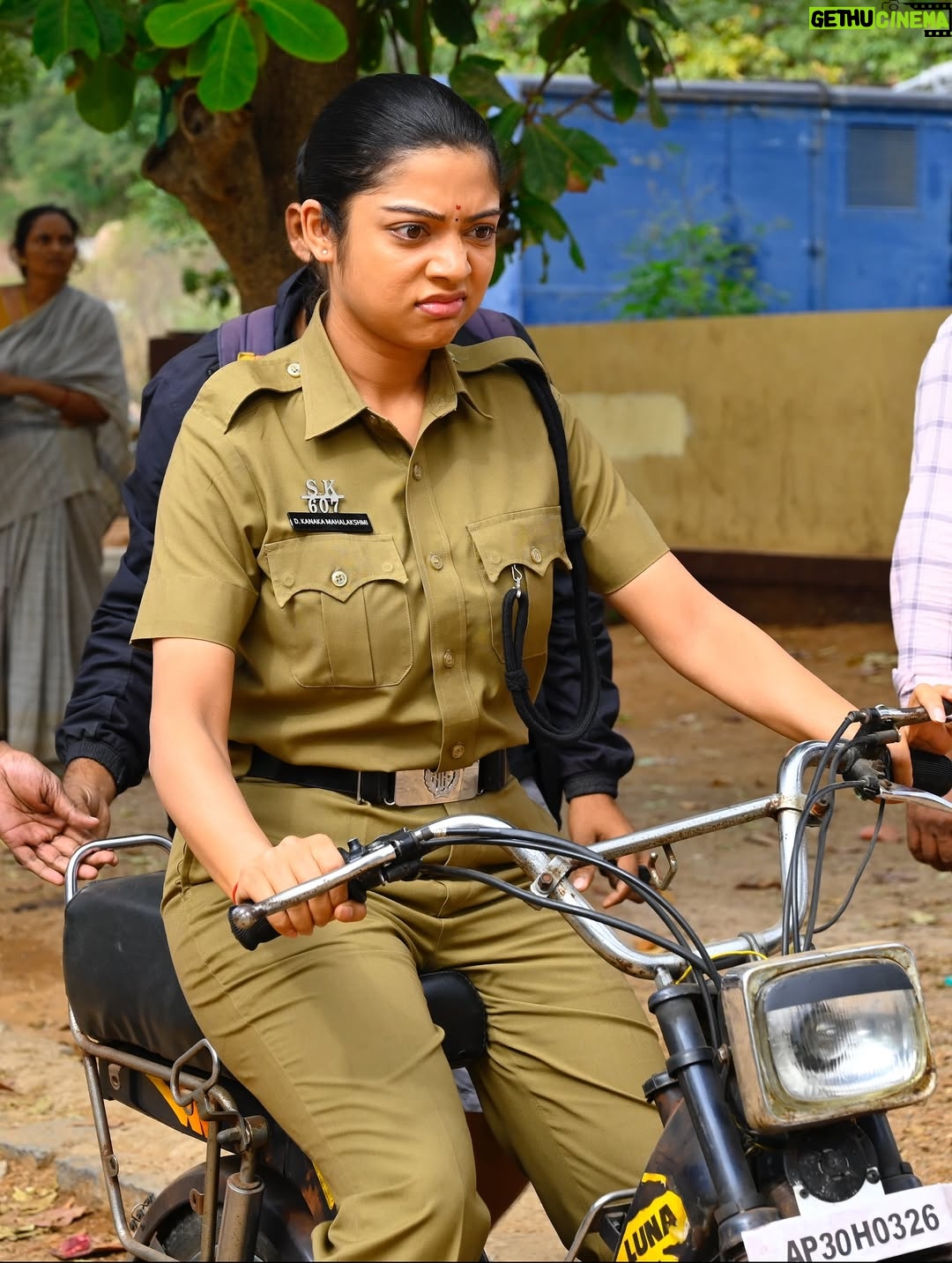 Varsha Bollamma - 334.9K Likes - Where is Chandrika? Please let me know if you find her!! 🥺
Thank you for all the love you have been showering on Constable kanakam! If you haven’t watched it yet, watch it on @etvwin 💕
#constablekanakam