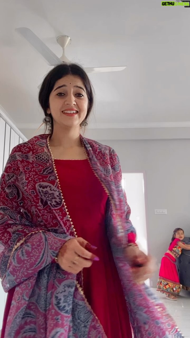 Varsha Rajput - 181.6K Likes - Dance dekho Bchi ka🤭mujh s Acha hai❤️