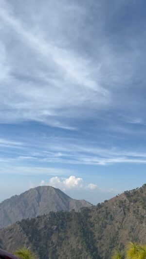 Varsha Rajput Instagram - दूर की सुनती हैं, माँ पास की सुनती हैं🕉️
माँ तो आखिर माँ हैं, माँ तो हर मजबूर की सुनती हैं🕉️