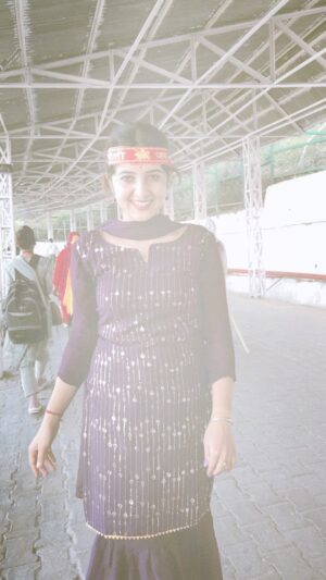 Varsha Rajput Instagram - मिलते हैं हज़ारों से
पर एक है जो
हमेशा याद आता है
वो चौखट ही है तेरी माँ
जहां हर बंदा सुकून पाता है💕❤️