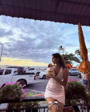 Vartika Singh Instagram - 24hrs in 🇹🇭: beach, waves, zen 🌊✨
