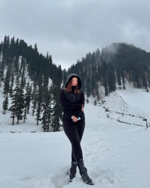 Vasundhara Thakur Instagram - this laila is a professional yapper ✨🎬🖤
.
.
.
.
.
.
#explore #explorepage #vasundharaaa #trending #trend #chandigarh #chd #love #positive #positivevibes #foryoupage #fyp #instagram #insta #black  #captions #caption #kashmir #srinagar #gulmarg #sonmarg #mountains #travel