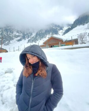 Vasundhara Thakur Instagram - this laila is a professional yapper ✨🎬🖤
.
.
.
.
.
.
#explore #explorepage #vasundharaaa #trending #trend #chandigarh #chd #love #positive #positivevibes #foryoupage #fyp #instagram #insta #black  #captions #caption #kashmir #srinagar #gulmarg #sonmarg #mountains #travel