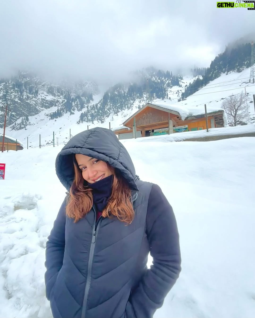 Vasundhara Thakur - 4.3K Likes - this laila is a professional yapper ✨🎬🖤
.
.
.
.
.
.
#explore #explorepage #vasundharaaa #trending #trend #chandigarh #chd #love #positive #positivevibes #foryoupage #fyp #instagram #insta #black  #captions #caption #kashmir #srinagar #gulmarg #sonmarg #mountains #travel