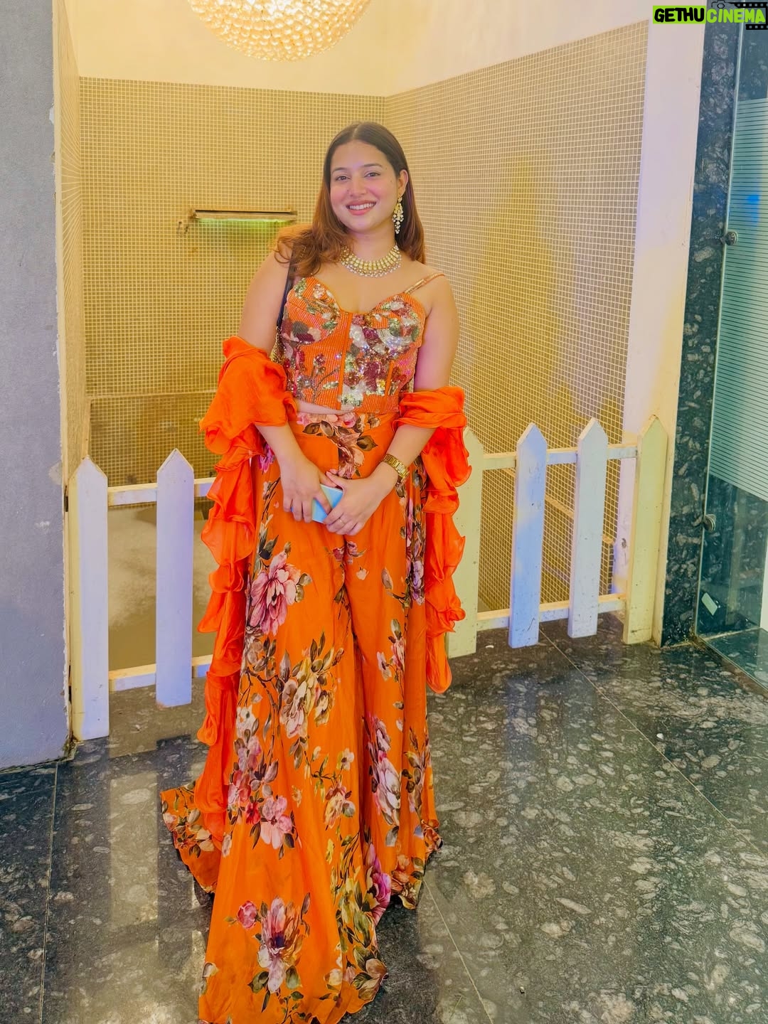 Vasundhara Thakur - 3K Likes - Azul ✨🍾