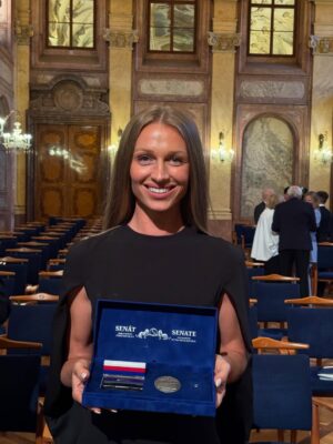 Veronika Kašáková Instagram - Někdy je těžké uvěřit, co všechno život přinese…

Dnes jsem měla tu čest převzít Stříbrnou medaili předsedy @milosvystrcil Senátu Parlamentu ČR. @senatcz 
Nemám slov, jen velkou vděčnost a pokoru. Děkuju všem, kteří stojí po mém boku. ❤️

Pár minut po, stále se klepu.

Dress: @anamecz 

#nfvk