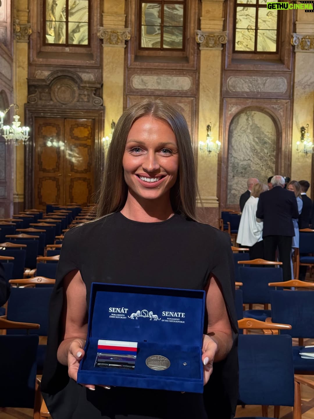 Veronika Kašáková - 3.4K Likes - Někdy je těžké uvěřit, co všechno život přinese…

Dnes jsem měla tu čest převzít Stříbrnou medaili předsedy @milosvystrcil Senátu Parlamentu ČR. @senatcz 
Nemám slov, jen velkou vděčnost a pokoru. Děkuju všem, kteří stojí po mém boku. ❤️

Pár minut po, stále se klepu.

Dress: @anamecz 

#nfvk