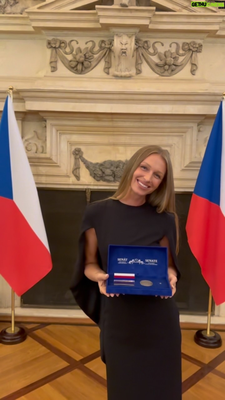 Veronika Kašáková - 1.1K Likes - Právě mi do mailu dorazila tahle dávka emocí. @luciedesmond tasí kameru, kdykoliv vidí emoce. 

Snažím se na to koukat tvou optikou Luci, v hlavě se mi žene tisíce myšlenek. Koho to tam vidím? Waaau, nevěřím, já dostala medaili 🥇😆

Nadační fond jsem před devíti lety založila proto, abych vrátila něco dětským domovům. Jsem jim tolik vděčná, že jsem neskončila jako moje máma.
Díky nim ve mně také nikdy nezhasla síla pracovat na sobě a hledat cestu dál – i přes ztrátu, bolest a nedostatek. To, co mě tehdy formovalo, dnes proměňuji a zaměřuji pozornost na děti, které stejně jako já vyrůstaly bez mámy a táty. Chci jim připomenout, že jsou milované, a ukázat, že sebeláska není sobectví, ale základ zdravého života. Je to dřina, naučit se mít rád o tom žádná, ale stojí to za to!

Tahle medaile proto není jen mým oceněním. Je symbolem společné cesty @nf_veronikykasakove a důkazem, že i osud, který změnit nemůžeme, lze přetavit v něco smysluplného. Bolest se může stát zdrojem moudrosti a nedostatek lekcí pokory i vnitřní síly.

Děkuji za tuto zkušenost. Děkuji za lásku od všech, které kolem sebe dnes mám, dlouho pro mě nebyla samozřejmostí. 

A děkuji Ti, Luci, za to, že jsi mě v ten den viděla a vytvořila mi vzpomínku na krásný moment, který – kdybych zase někdy padala – mi připomene, že základem je vždy znovu VSTÁT💪.

Dress: @anamecz 

#stribrnamedaile🥈🏆