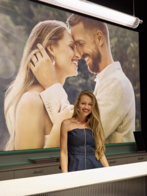 Veronika Kašáková Instagram - Měla jsem tu čest být u slavnostního představení nového showroomu @klenotajewelry v Dušní ulici.
Pro mě srdcovka a láska k celému týmu, který za touhle nádherou stojí. 💙
Překrásná fotografie naší lásky s mužem mě dojala k slzám. Děkuji🥹

Moc gratuluju k překrásnému showroomu, kde se propojuje krása šperků, nadšení a obrovský kus práce.

#Klenota #Showroom #ShadesOfBlue