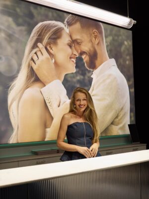 Veronika Kašáková Instagram - Měla jsem tu čest být u slavnostního představení nového showroomu @klenotajewelry v Dušní ulici.
Pro mě srdcovka a láska k celému týmu, který za touhle nádherou stojí. 💙
Překrásná fotografie naší lásky s mužem mě dojala k slzám. Děkuji🥹

Moc gratuluju k překrásnému showroomu, kde se propojuje krása šperků, nadšení a obrovský kus práce.

#Klenota #Showroom #ShadesOfBlue