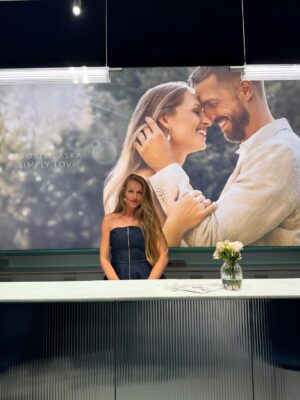 Veronika Kašáková Instagram - Měla jsem tu čest být u slavnostního představení nového showroomu @klenotajewelry v Dušní ulici.
Pro mě srdcovka a láska k celému týmu, který za touhle nádherou stojí. 💙
Překrásná fotografie naší lásky s mužem mě dojala k slzám. Děkuji🥹

Moc gratuluju k překrásnému showroomu, kde se propojuje krása šperků, nadšení a obrovský kus práce.

#Klenota #Showroom #ShadesOfBlue