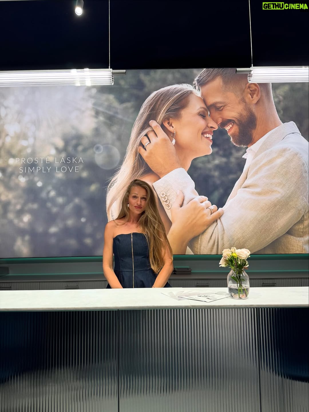 Veronika Kašáková - 1.3K Likes - Měla jsem tu čest být u slavnostního představení nového showroomu @klenotajewelry v Dušní ulici.
Pro mě srdcovka a láska k celému týmu, který za touhle nádherou stojí. 💙
Překrásná fotografie naší lásky s mužem mě dojala k slzám. Děkuji🥹

Moc gratuluju k překrásnému showroomu, kde se propojuje krása šperků, nadšení a obrovský kus práce.

#Klenota #Showroom #ShadesOfBlue