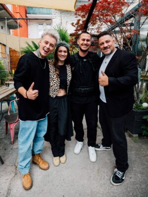 Veronika Macková Instagram - PREJ je už blbost, v dnešní „Spotify době“, vydávat klipy!
PREJ, že když už, tak jenom nějaký lyric video, že už na to stejně nikdo nekouká.

Nikdy jsem moc nedělal to, co zrovna nabízí úzká paleta trendů, a ani nadále tomu nebude jinak!

Tahle banda ⬆️ pro vás natočila další pokračování našeho společného příběhu s @veronikacermakmackova !
A když říkám příběhu, tak se vším všudy! Celá druhá deska, která bude vycházet, je jedna velká STORY!
Postupně vám budem odhalovat kousky z ní a až vyjde celá deska, máme pro vás připravené jedno velké překvapení!
Ale teď zpátky k tomu podstatnému!

Singl NEMUSÍŠ se v časové ose našeho příběhu odehrává ještě před Samotářem.
Nebudu vám teď vše prozrazovat, ale těším se, až vám to celé začne dávat smysl :) 🔥

Děkuju @veronikacermakmackova , že do toho celého šílenství s náma naskočila!
@mahdies za neuvěřitelnou profesionalitu!
Poprvé v životě si malou roli v mém klipu zahrál i můj největší bratr @michal.holanos – děkuju, bro!!
A paní Mileně Steinmasslové za natočení jejího prvního hudebního videoklipu :))
Když jsem se dozvěděl, že je to pro takovou legendu premiéra, přejel mi mráz po zádech!!!
DĚKUJU!!!

NEMUSÍŠ
🎧 13. 6. v 0:01 @spotifyczechrepublic 
📺 13. 6. v 15:00 @youtube