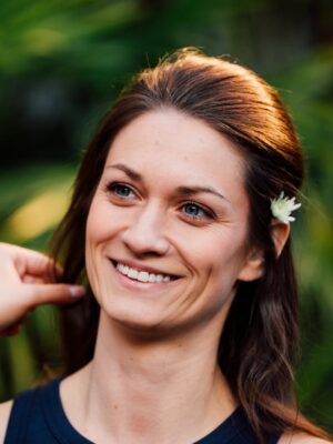 Veronika Macková Instagram - PREJ je už blbost, v dnešní „Spotify době“, vydávat klipy!
PREJ, že když už, tak jenom nějaký lyric video, že už na to stejně nikdo nekouká.

Nikdy jsem moc nedělal to, co zrovna nabízí úzká paleta trendů, a ani nadále tomu nebude jinak!

Tahle banda ⬆️ pro vás natočila další pokračování našeho společného příběhu s @veronikacermakmackova !
A když říkám příběhu, tak se vším všudy! Celá druhá deska, která bude vycházet, je jedna velká STORY!
Postupně vám budem odhalovat kousky z ní a až vyjde celá deska, máme pro vás připravené jedno velké překvapení!
Ale teď zpátky k tomu podstatnému!

Singl NEMUSÍŠ se v časové ose našeho příběhu odehrává ještě před Samotářem.
Nebudu vám teď vše prozrazovat, ale těším se, až vám to celé začne dávat smysl :) 🔥

Děkuju @veronikacermakmackova , že do toho celého šílenství s náma naskočila!
@mahdies za neuvěřitelnou profesionalitu!
Poprvé v životě si malou roli v mém klipu zahrál i můj největší bratr @michal.holanos – děkuju, bro!!
A paní Mileně Steinmasslové za natočení jejího prvního hudebního videoklipu :))
Když jsem se dozvěděl, že je to pro takovou legendu premiéra, přejel mi mráz po zádech!!!
DĚKUJU!!!

NEMUSÍŠ
🎧 13. 6. v 0:01 @spotifyczechrepublic 
📺 13. 6. v 15:00 @youtube