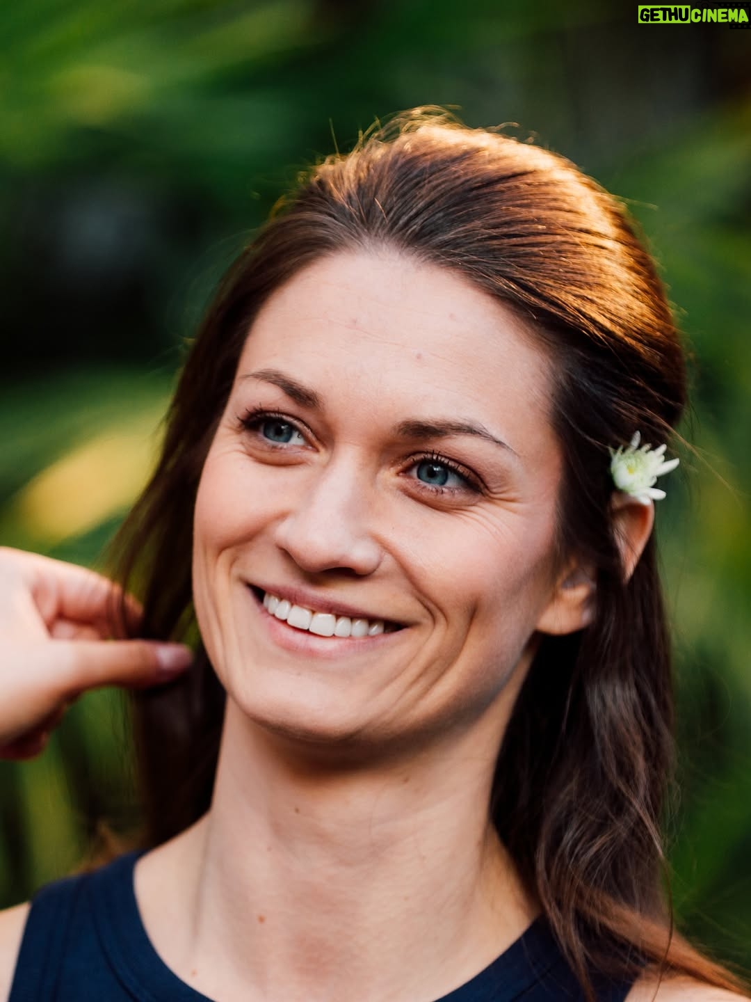 Veronika Macková - 4.4K Likes - PREJ je už blbost, v dnešní „Spotify době“, vydávat klipy!
PREJ, že když už, tak jenom nějaký lyric video, že už na to stejně nikdo nekouká.

Nikdy jsem moc nedělal to, co zrovna nabízí úzká paleta trendů, a ani nadále tomu nebude jinak!

Tahle banda ⬆️ pro vás natočila další pokračování našeho společného příběhu s @veronikacermakmackova !
A když říkám příběhu, tak se vším všudy! Celá druhá deska, která bude vycházet, je jedna velká STORY!
Postupně vám budem odhalovat kousky z ní a až vyjde celá deska, máme pro vás připravené jedno velké překvapení!
Ale teď zpátky k tomu podstatnému!

Singl NEMUSÍŠ se v časové ose našeho příběhu odehrává ještě před Samotářem.
Nebudu vám teď vše prozrazovat, ale těším se, až vám to celé začne dávat smysl :) 🔥

Děkuju @veronikacermakmackova , že do toho celého šílenství s náma naskočila!
@mahdies za neuvěřitelnou profesionalitu!
Poprvé v životě si malou roli v mém klipu zahrál i můj největší bratr @michal.holanos – děkuju, bro!!
A paní Mileně Steinmasslové za natočení jejího prvního hudebního videoklipu :))
Když jsem se dozvěděl, že je to pro takovou legendu premiéra, přejel mi mráz po zádech!!!
DĚKUJU!!!

NEMUSÍŠ
🎧 13. 6. v 0:01 @spotifyczechrepublic 
📺 13. 6. v 15:00 @youtube