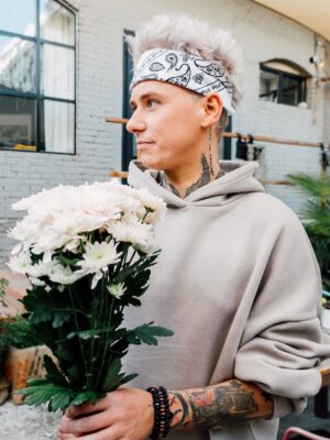 Veronika Macková Instagram - PREJ je už blbost, v dnešní „Spotify době“, vydávat klipy!
PREJ, že když už, tak jenom nějaký lyric video, že už na to stejně nikdo nekouká.

Nikdy jsem moc nedělal to, co zrovna nabízí úzká paleta trendů, a ani nadále tomu nebude jinak!

Tahle banda ⬆️ pro vás natočila další pokračování našeho společného příběhu s @veronikacermakmackova !
A když říkám příběhu, tak se vším všudy! Celá druhá deska, která bude vycházet, je jedna velká STORY!
Postupně vám budem odhalovat kousky z ní a až vyjde celá deska, máme pro vás připravené jedno velké překvapení!
Ale teď zpátky k tomu podstatnému!

Singl NEMUSÍŠ se v časové ose našeho příběhu odehrává ještě před Samotářem.
Nebudu vám teď vše prozrazovat, ale těším se, až vám to celé začne dávat smysl :) 🔥

Děkuju @veronikacermakmackova , že do toho celého šílenství s náma naskočila!
@mahdies za neuvěřitelnou profesionalitu!
Poprvé v životě si malou roli v mém klipu zahrál i můj největší bratr @michal.holanos – děkuju, bro!!
A paní Mileně Steinmasslové za natočení jejího prvního hudebního videoklipu :))
Když jsem se dozvěděl, že je to pro takovou legendu premiéra, přejel mi mráz po zádech!!!
DĚKUJU!!!

NEMUSÍŠ
🎧 13. 6. v 0:01 @spotifyczechrepublic 
📺 13. 6. v 15:00 @youtube