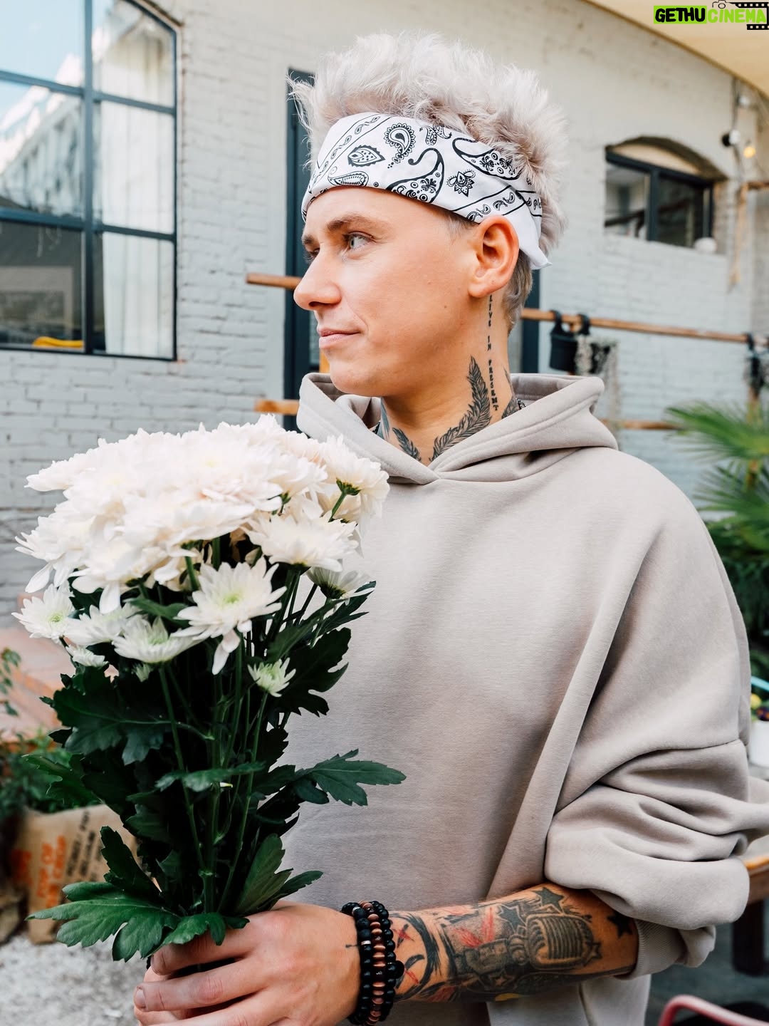 Veronika Macková - 4.4K Likes - PREJ je už blbost, v dnešní „Spotify době“, vydávat klipy!
PREJ, že když už, tak jenom nějaký lyric video, že už na to stejně nikdo nekouká.

Nikdy jsem moc nedělal to, co zrovna nabízí úzká paleta trendů, a ani nadále tomu nebude jinak!

Tahle banda ⬆️ pro vás natočila další pokračování našeho společného příběhu s @veronikacermakmackova !
A když říkám příběhu, tak se vším všudy! Celá druhá deska, která bude vycházet, je jedna velká STORY!
Postupně vám budem odhalovat kousky z ní a až vyjde celá deska, máme pro vás připravené jedno velké překvapení!
Ale teď zpátky k tomu podstatnému!

Singl NEMUSÍŠ se v časové ose našeho příběhu odehrává ještě před Samotářem.
Nebudu vám teď vše prozrazovat, ale těším se, až vám to celé začne dávat smysl :) 🔥

Děkuju @veronikacermakmackova , že do toho celého šílenství s náma naskočila!
@mahdies za neuvěřitelnou profesionalitu!
Poprvé v životě si malou roli v mém klipu zahrál i můj největší bratr @michal.holanos – děkuju, bro!!
A paní Mileně Steinmasslové za natočení jejího prvního hudebního videoklipu :))
Když jsem se dozvěděl, že je to pro takovou legendu premiéra, přejel mi mráz po zádech!!!
DĚKUJU!!!

NEMUSÍŠ
🎧 13. 6. v 0:01 @spotifyczechrepublic 
📺 13. 6. v 15:00 @youtube