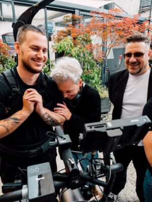 Veronika Macková Instagram - PREJ je už blbost, v dnešní „Spotify době“, vydávat klipy!
PREJ, že když už, tak jenom nějaký lyric video, že už na to stejně nikdo nekouká.

Nikdy jsem moc nedělal to, co zrovna nabízí úzká paleta trendů, a ani nadále tomu nebude jinak!

Tahle banda ⬆️ pro vás natočila další pokračování našeho společného příběhu s @veronikacermakmackova !
A když říkám příběhu, tak se vším všudy! Celá druhá deska, která bude vycházet, je jedna velká STORY!
Postupně vám budem odhalovat kousky z ní a až vyjde celá deska, máme pro vás připravené jedno velké překvapení!
Ale teď zpátky k tomu podstatnému!

Singl NEMUSÍŠ se v časové ose našeho příběhu odehrává ještě před Samotářem.
Nebudu vám teď vše prozrazovat, ale těším se, až vám to celé začne dávat smysl :) 🔥

Děkuju @veronikacermakmackova , že do toho celého šílenství s náma naskočila!
@mahdies za neuvěřitelnou profesionalitu!
Poprvé v životě si malou roli v mém klipu zahrál i můj největší bratr @michal.holanos – děkuju, bro!!
A paní Mileně Steinmasslové za natočení jejího prvního hudebního videoklipu :))
Když jsem se dozvěděl, že je to pro takovou legendu premiéra, přejel mi mráz po zádech!!!
DĚKUJU!!!

NEMUSÍŠ
🎧 13. 6. v 0:01 @spotifyczechrepublic 
📺 13. 6. v 15:00 @youtube