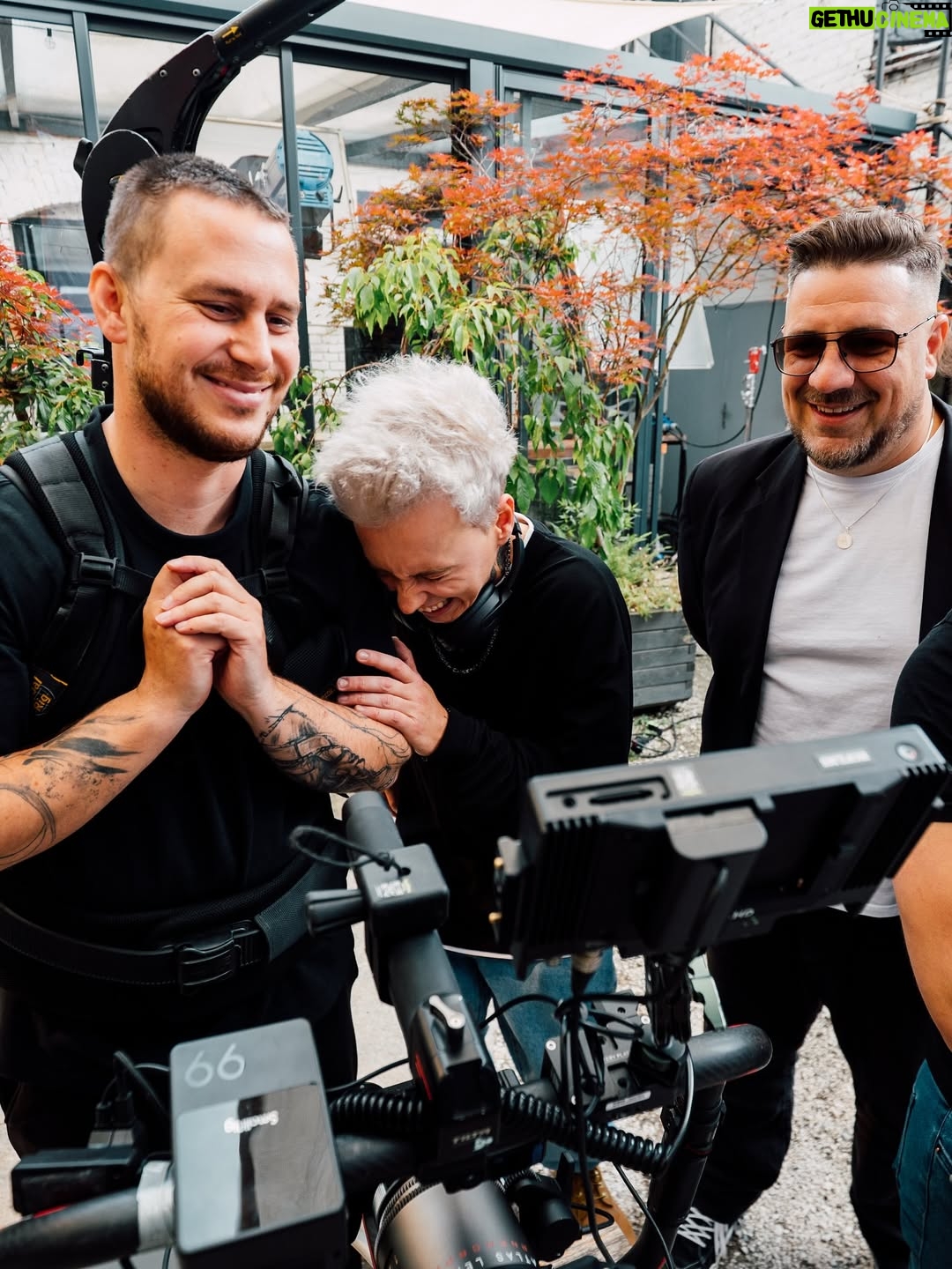 Veronika Macková - 4.4K Likes - PREJ je už blbost, v dnešní „Spotify době“, vydávat klipy!
PREJ, že když už, tak jenom nějaký lyric video, že už na to stejně nikdo nekouká.

Nikdy jsem moc nedělal to, co zrovna nabízí úzká paleta trendů, a ani nadále tomu nebude jinak!

Tahle banda ⬆️ pro vás natočila další pokračování našeho společného příběhu s @veronikacermakmackova !
A když říkám příběhu, tak se vším všudy! Celá druhá deska, která bude vycházet, je jedna velká STORY!
Postupně vám budem odhalovat kousky z ní a až vyjde celá deska, máme pro vás připravené jedno velké překvapení!
Ale teď zpátky k tomu podstatnému!

Singl NEMUSÍŠ se v časové ose našeho příběhu odehrává ještě před Samotářem.
Nebudu vám teď vše prozrazovat, ale těším se, až vám to celé začne dávat smysl :) 🔥

Děkuju @veronikacermakmackova , že do toho celého šílenství s náma naskočila!
@mahdies za neuvěřitelnou profesionalitu!
Poprvé v životě si malou roli v mém klipu zahrál i můj největší bratr @michal.holanos – děkuju, bro!!
A paní Mileně Steinmasslové za natočení jejího prvního hudebního videoklipu :))
Když jsem se dozvěděl, že je to pro takovou legendu premiéra, přejel mi mráz po zádech!!!
DĚKUJU!!!

NEMUSÍŠ
🎧 13. 6. v 0:01 @spotifyczechrepublic 
📺 13. 6. v 15:00 @youtube