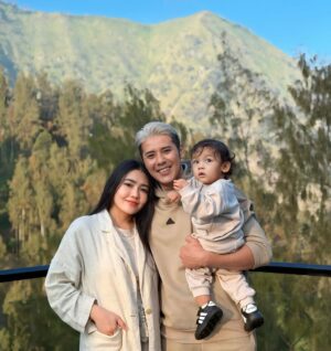 Via Vallen Instagram - Teman nyaman 🤍🤍