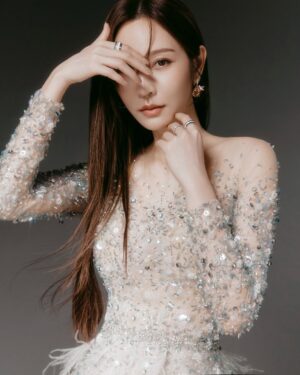Vicky Tseng Instagram - 美不只一種形式
不要用自己的眼光去框架別人
衣服是看人駕馭
氣質是內在撐起
這套高級訂製服以土耳其鍍銀亮紗製成，透過施華洛世奇水晶刺繡細節勾勒曼妙身形，閃耀出宛如光之鎧甲般的優雅力量，剛柔並濟像極了茵茵
裡面那件是一體成型的body 不叫內褲
我覺得這樣的自己很漂亮
不管你覺得怎樣
無謂別人的眼光活出自己的樣子
是我接下來的人生態度
屬於我的時刻我自己做主