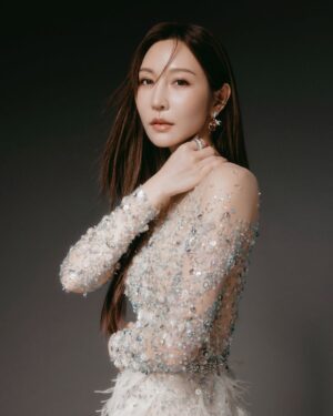 Vicky Tseng Instagram - 昨天獲獎過後
我覺得自己腦子一片空白
還來不及反應發生什麼事
看到所有恭喜的訊息、影片排山倒海而來，我好像真的做到了～
我最大的感動是，這次入圍發現有那麼多支持我，默默在我背後守望的人，所有加油打氣的聲音，我都銘記在心，謝謝張鈞甯為我跟媽祖求的符，入行那麼多年第一次入圍的我們，你最懂我的心情，真心祝福下一個金鐘，你可以拿下！
我今天可以大吃大喝大睡一覺，好好犒賞自己，謝謝你曾莞婷～你一直以來都那麼努力，這一切都值得了💪
#金鐘60 #金鐘 #最佳女配角 #曾莞婷 #影后 
造型團隊
Stylist @_casa_blanc
Makeup @giwewe
Hair @lounes_chen
Photo  @new78945 

Gown/
@theatelierwedding @theateliertaiwan 
#THEATELIER 
#TheAtelierTaiwan

Jewelry/
@Boucheron
#Boucheron 

Heels/
@renecaovilla.tw