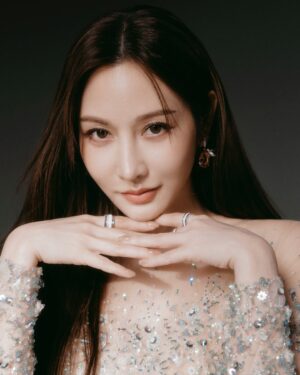 Vicky Tseng Instagram - 昨天獲獎過後
我覺得自己腦子一片空白
還來不及反應發生什麼事
看到所有恭喜的訊息、影片排山倒海而來，我好像真的做到了～
我最大的感動是，這次入圍發現有那麼多支持我，默默在我背後守望的人，所有加油打氣的聲音，我都銘記在心，謝謝張鈞甯為我跟媽祖求的符，入行那麼多年第一次入圍的我們，你最懂我的心情，真心祝福下一個金鐘，你可以拿下！
我今天可以大吃大喝大睡一覺，好好犒賞自己，謝謝你曾莞婷～你一直以來都那麼努力，這一切都值得了💪
#金鐘60 #金鐘 #最佳女配角 #曾莞婷 #影后 
造型團隊
Stylist @_casa_blanc
Makeup @giwewe
Hair @lounes_chen
Photo  @new78945 

Gown/
@theatelierwedding @theateliertaiwan 
#THEATELIER 
#TheAtelierTaiwan

Jewelry/
@Boucheron
#Boucheron 

Heels/
@renecaovilla.tw