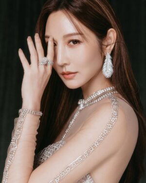 Vicky Tseng Instagram - #金鐘60 Fighting請為我加油 🫶🏼

Gown/
@theatelierwedding
@theateliertaiwan 
#THEATELIER 
#TheAtelierTaiwan

Jewelry/
@Boucheron
#Boucheron 

Heels/
@renecaovilla.tw