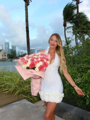 Victoria Jancke Instagram - Love language: 🌹💐🌸🥀🌺🌷♥️ @lexandroses 

My love language is flowers. 🌸
Now that I’m back in dating, one of my non-negotiables and standards is that a man brings me flowers — ideally roses — either when he picks me up or sends them before the date.

I actually learned this from one of my Russian friends, and it stayed with me. Because honestly, if a man can’t even afford to bring you flowers, how could he ever hold the space for you to be in your feminine energy or eventually lead a household?

For me, it’s not about material things — it’s about gesture, effort, and appreciation.
Flowers are a simple, yet powerful expression of feminine value and romance. 🌷
__________
🇩🇪 Meine Love Language sind Blumen. 🌸
Seit ich wieder date, ist eines meiner Non-Negotiables und ein echter Standard für mich, dass ein Mann mir Blumen mitbringt – am liebsten Rosen –, entweder wenn er mich abholt oder er sendet sie vor dem Date.

Das habe ich von einer meiner russischen Freundinnen gelernt, und es ist mir bis heute geblieben. Denn ganz ehrlich: Wenn ein Mann sich nicht einmal leisten oder die Mühe machen kann, dir Blumen zu bringen – wie soll er dann den Raum halten, damit du in deiner weiblichen Energie sein kannst oder irgendwann die Frau im Haus wirst?

Für mich geht es dabei nicht um Materielles – sondern um Gesten, Mühe und Wertschätzung.
Blumen sind ein einfacher, aber unglaublich kraftvoller Ausdruck von weiblichem Wert und Romantik. 🌷