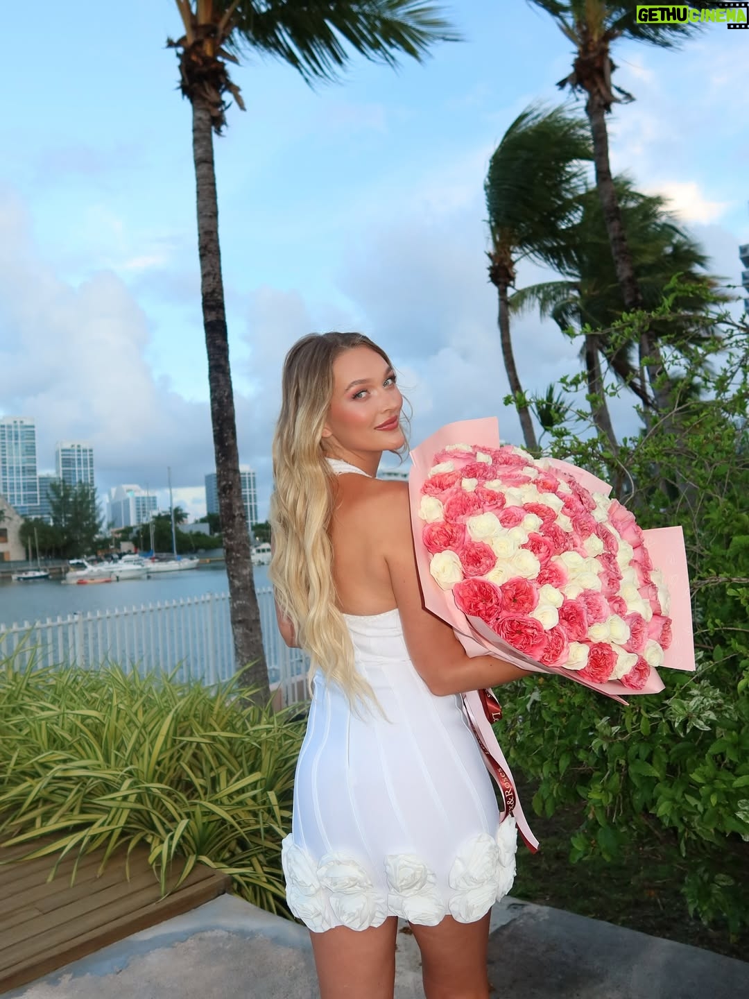 Victoria Jancke - 11.6K Likes - Love language: 🌹💐🌸🥀🌺🌷♥️ @lexandroses 

My love language is flowers. 🌸
Now that I’m back in dating, one of my non-negotiables and standards is that a man brings me flowers — ideally roses — either when he picks me up or sends them before the date.

I actually learned this from one of my Russian friends, and it stayed with me. Because honestly, if a man can’t even afford to bring you flowers, how could he ever hold the space for you to be in your feminine energy or eventually lead a household?

For me, it’s not about material things — it’s about gesture, effort, and appreciation.
Flowers are a simple, yet powerful expression of feminine value and romance. 🌷
__________
🇩🇪 Meine Love Language sind Blumen. 🌸
Seit ich wieder date, ist eines meiner Non-Negotiables und ein echter Standard für mich, dass ein Mann mir Blumen mitbringt – am liebsten Rosen –, entweder wenn er mich abholt oder er sendet sie vor dem Date.

Das habe ich von einer meiner russischen Freundinnen gelernt, und es ist mir bis heute geblieben. Denn ganz ehrlich: Wenn ein Mann sich nicht einmal leisten oder die Mühe machen kann, dir Blumen zu bringen – wie soll er dann den Raum halten, damit du in deiner weiblichen Energie sein kannst oder irgendwann die Frau im Haus wirst?

Für mich geht es dabei nicht um Materielles – sondern um Gesten, Mühe und Wertschätzung.
Blumen sind ein einfacher, aber unglaublich kraftvoller Ausdruck von weiblichem Wert und Romantik. 🌷