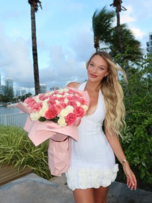 Victoria Jancke Instagram - Love language: 🌹💐🌸🥀🌺🌷♥️ @lexandroses 

My love language is flowers. 🌸
Now that I’m back in dating, one of my non-negotiables and standards is that a man brings me flowers — ideally roses — either when he picks me up or sends them before the date.

I actually learned this from one of my Russian friends, and it stayed with me. Because honestly, if a man can’t even afford to bring you flowers, how could he ever hold the space for you to be in your feminine energy or eventually lead a household?

For me, it’s not about material things — it’s about gesture, effort, and appreciation.
Flowers are a simple, yet powerful expression of feminine value and romance. 🌷
__________
🇩🇪 Meine Love Language sind Blumen. 🌸
Seit ich wieder date, ist eines meiner Non-Negotiables und ein echter Standard für mich, dass ein Mann mir Blumen mitbringt – am liebsten Rosen –, entweder wenn er mich abholt oder er sendet sie vor dem Date.

Das habe ich von einer meiner russischen Freundinnen gelernt, und es ist mir bis heute geblieben. Denn ganz ehrlich: Wenn ein Mann sich nicht einmal leisten oder die Mühe machen kann, dir Blumen zu bringen – wie soll er dann den Raum halten, damit du in deiner weiblichen Energie sein kannst oder irgendwann die Frau im Haus wirst?

Für mich geht es dabei nicht um Materielles – sondern um Gesten, Mühe und Wertschätzung.
Blumen sind ein einfacher, aber unglaublich kraftvoller Ausdruck von weiblichem Wert und Romantik. 🌷