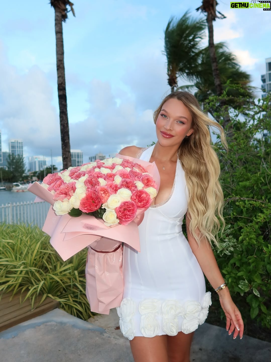 Victoria Jancke - 11.6K Likes - Love language: 🌹💐🌸🥀🌺🌷♥️ @lexandroses 

My love language is flowers. 🌸
Now that I’m back in dating, one of my non-negotiables and standards is that a man brings me flowers — ideally roses — either when he picks me up or sends them before the date.

I actually learned this from one of my Russian friends, and it stayed with me. Because honestly, if a man can’t even afford to bring you flowers, how could he ever hold the space for you to be in your feminine energy or eventually lead a household?

For me, it’s not about material things — it’s about gesture, effort, and appreciation.
Flowers are a simple, yet powerful expression of feminine value and romance. 🌷
__________
🇩🇪 Meine Love Language sind Blumen. 🌸
Seit ich wieder date, ist eines meiner Non-Negotiables und ein echter Standard für mich, dass ein Mann mir Blumen mitbringt – am liebsten Rosen –, entweder wenn er mich abholt oder er sendet sie vor dem Date.

Das habe ich von einer meiner russischen Freundinnen gelernt, und es ist mir bis heute geblieben. Denn ganz ehrlich: Wenn ein Mann sich nicht einmal leisten oder die Mühe machen kann, dir Blumen zu bringen – wie soll er dann den Raum halten, damit du in deiner weiblichen Energie sein kannst oder irgendwann die Frau im Haus wirst?

Für mich geht es dabei nicht um Materielles – sondern um Gesten, Mühe und Wertschätzung.
Blumen sind ein einfacher, aber unglaublich kraftvoller Ausdruck von weiblichem Wert und Romantik. 🌷