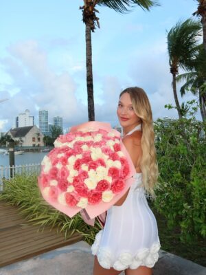 Victoria Jancke Instagram - Love language: 🌹💐🌸🥀🌺🌷♥️ @lexandroses 

My love language is flowers. 🌸
Now that I’m back in dating, one of my non-negotiables and standards is that a man brings me flowers — ideally roses — either when he picks me up or sends them before the date.

I actually learned this from one of my Russian friends, and it stayed with me. Because honestly, if a man can’t even afford to bring you flowers, how could he ever hold the space for you to be in your feminine energy or eventually lead a household?

For me, it’s not about material things — it’s about gesture, effort, and appreciation.
Flowers are a simple, yet powerful expression of feminine value and romance. 🌷
__________
🇩🇪 Meine Love Language sind Blumen. 🌸
Seit ich wieder date, ist eines meiner Non-Negotiables und ein echter Standard für mich, dass ein Mann mir Blumen mitbringt – am liebsten Rosen –, entweder wenn er mich abholt oder er sendet sie vor dem Date.

Das habe ich von einer meiner russischen Freundinnen gelernt, und es ist mir bis heute geblieben. Denn ganz ehrlich: Wenn ein Mann sich nicht einmal leisten oder die Mühe machen kann, dir Blumen zu bringen – wie soll er dann den Raum halten, damit du in deiner weiblichen Energie sein kannst oder irgendwann die Frau im Haus wirst?

Für mich geht es dabei nicht um Materielles – sondern um Gesten, Mühe und Wertschätzung.
Blumen sind ein einfacher, aber unglaublich kraftvoller Ausdruck von weiblichem Wert und Romantik. 🌷