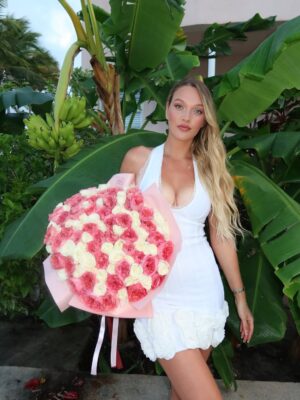 Victoria Jancke Instagram - Love language: 🌹💐🌸🥀🌺🌷♥️ @lexandroses 

My love language is flowers. 🌸
Now that I’m back in dating, one of my non-negotiables and standards is that a man brings me flowers — ideally roses — either when he picks me up or sends them before the date.

I actually learned this from one of my Russian friends, and it stayed with me. Because honestly, if a man can’t even afford to bring you flowers, how could he ever hold the space for you to be in your feminine energy or eventually lead a household?

For me, it’s not about material things — it’s about gesture, effort, and appreciation.
Flowers are a simple, yet powerful expression of feminine value and romance. 🌷
__________
🇩🇪 Meine Love Language sind Blumen. 🌸
Seit ich wieder date, ist eines meiner Non-Negotiables und ein echter Standard für mich, dass ein Mann mir Blumen mitbringt – am liebsten Rosen –, entweder wenn er mich abholt oder er sendet sie vor dem Date.

Das habe ich von einer meiner russischen Freundinnen gelernt, und es ist mir bis heute geblieben. Denn ganz ehrlich: Wenn ein Mann sich nicht einmal leisten oder die Mühe machen kann, dir Blumen zu bringen – wie soll er dann den Raum halten, damit du in deiner weiblichen Energie sein kannst oder irgendwann die Frau im Haus wirst?

Für mich geht es dabei nicht um Materielles – sondern um Gesten, Mühe und Wertschätzung.
Blumen sind ein einfacher, aber unglaublich kraftvoller Ausdruck von weiblichem Wert und Romantik. 🌷