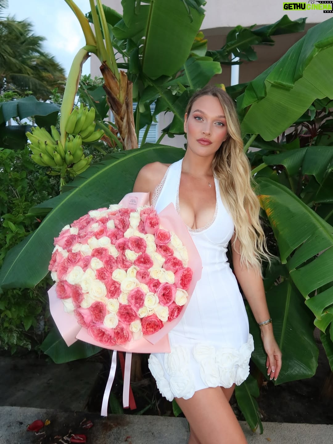 Victoria Jancke - 11.6K Likes - Love language: 🌹💐🌸🥀🌺🌷♥️ @lexandroses 

My love language is flowers. 🌸
Now that I’m back in dating, one of my non-negotiables and standards is that a man brings me flowers — ideally roses — either when he picks me up or sends them before the date.

I actually learned this from one of my Russian friends, and it stayed with me. Because honestly, if a man can’t even afford to bring you flowers, how could he ever hold the space for you to be in your feminine energy or eventually lead a household?

For me, it’s not about material things — it’s about gesture, effort, and appreciation.
Flowers are a simple, yet powerful expression of feminine value and romance. 🌷
__________
🇩🇪 Meine Love Language sind Blumen. 🌸
Seit ich wieder date, ist eines meiner Non-Negotiables und ein echter Standard für mich, dass ein Mann mir Blumen mitbringt – am liebsten Rosen –, entweder wenn er mich abholt oder er sendet sie vor dem Date.

Das habe ich von einer meiner russischen Freundinnen gelernt, und es ist mir bis heute geblieben. Denn ganz ehrlich: Wenn ein Mann sich nicht einmal leisten oder die Mühe machen kann, dir Blumen zu bringen – wie soll er dann den Raum halten, damit du in deiner weiblichen Energie sein kannst oder irgendwann die Frau im Haus wirst?

Für mich geht es dabei nicht um Materielles – sondern um Gesten, Mühe und Wertschätzung.
Blumen sind ein einfacher, aber unglaublich kraftvoller Ausdruck von weiblichem Wert und Romantik. 🌷