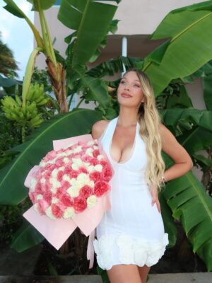 Victoria Jancke Instagram - Love language: 🌹💐🌸🥀🌺🌷♥️ @lexandroses 

My love language is flowers. 🌸
Now that I’m back in dating, one of my non-negotiables and standards is that a man brings me flowers — ideally roses — either when he picks me up or sends them before the date.

I actually learned this from one of my Russian friends, and it stayed with me. Because honestly, if a man can’t even afford to bring you flowers, how could he ever hold the space for you to be in your feminine energy or eventually lead a household?

For me, it’s not about material things — it’s about gesture, effort, and appreciation.
Flowers are a simple, yet powerful expression of feminine value and romance. 🌷
__________
🇩🇪 Meine Love Language sind Blumen. 🌸
Seit ich wieder date, ist eines meiner Non-Negotiables und ein echter Standard für mich, dass ein Mann mir Blumen mitbringt – am liebsten Rosen –, entweder wenn er mich abholt oder er sendet sie vor dem Date.

Das habe ich von einer meiner russischen Freundinnen gelernt, und es ist mir bis heute geblieben. Denn ganz ehrlich: Wenn ein Mann sich nicht einmal leisten oder die Mühe machen kann, dir Blumen zu bringen – wie soll er dann den Raum halten, damit du in deiner weiblichen Energie sein kannst oder irgendwann die Frau im Haus wirst?

Für mich geht es dabei nicht um Materielles – sondern um Gesten, Mühe und Wertschätzung.
Blumen sind ein einfacher, aber unglaublich kraftvoller Ausdruck von weiblichem Wert und Romantik. 🌷