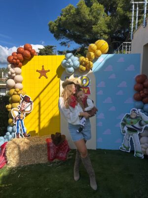 Victoria Mehault Instagram - Joyeux anniversaire à l’amour de ma vie 🤍 
Celui qui est devenu mon plus beau cadeau le jour de mes 26 ans 🥹 Je n’aurais jamais pu rêver avoir un petit garçon aussi merveilleux, gentil et extraordinaire que toi 🧸 Je t’ai donné la vie et toi tu as réparé la mienne depuis 1 an aujourd’hui 🤍 Je t’aime plus que tout dans le monde mon boubou 🤍🤍🤍🤍 

Merci aux prestataires qui ont contribué à l’anniversaire du roi boubou : 

Décoration : @lovelyadventure_ 
Gâteau : @joanas_sweets 
Créations personnalisées : @lescreadeladaronne 
Traiteur : @maisoneme__ 

*certaines presta ont été offertes et d’autres non*