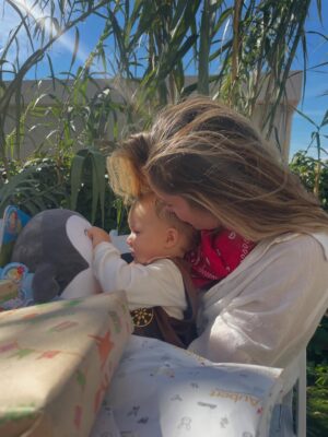 Victoria Mehault Instagram - Joyeux anniversaire à l’amour de ma vie 🤍 
Celui qui est devenu mon plus beau cadeau le jour de mes 26 ans 🥹 Je n’aurais jamais pu rêver avoir un petit garçon aussi merveilleux, gentil et extraordinaire que toi 🧸 Je t’ai donné la vie et toi tu as réparé la mienne depuis 1 an aujourd’hui 🤍 Je t’aime plus que tout dans le monde mon boubou 🤍🤍🤍🤍 

Merci aux prestataires qui ont contribué à l’anniversaire du roi boubou : 

Décoration : @lovelyadventure_ 
Gâteau : @joanas_sweets 
Créations personnalisées : @lescreadeladaronne 
Traiteur : @maisoneme__ 

*certaines presta ont été offertes et d’autres non*