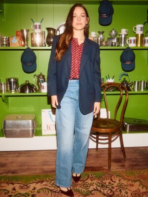 Victoria Pedretti Instagram - A cozy house party with @jcrew at 190 Bowery
#ad