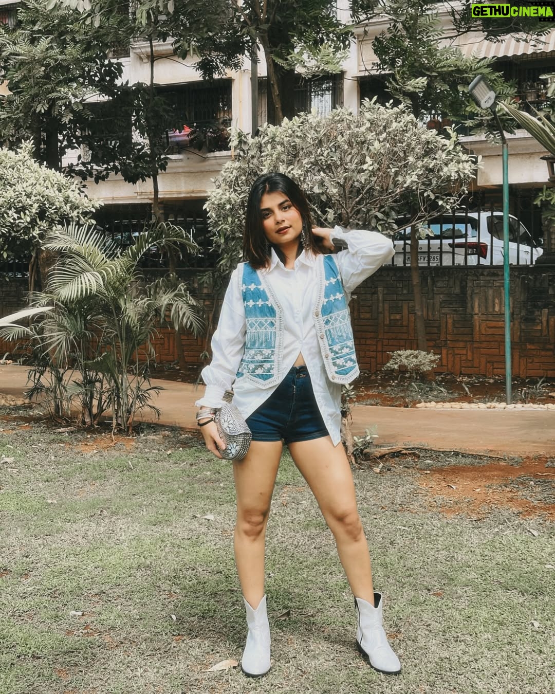 Vidhi Kothari - 1.2K Likes - Fit checkkkk 🦚