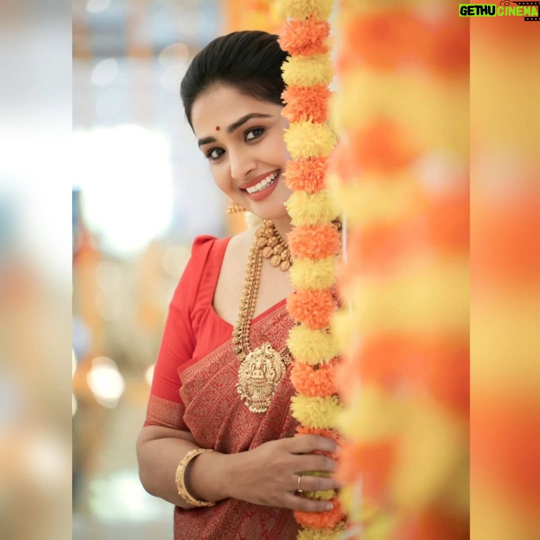 Vidhya Mohan - 4.2K Likes - @preethiparakkat 

Jewellery: @parakkat_jewels