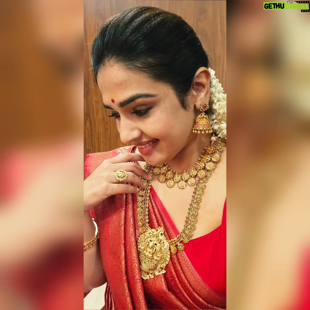 Vidhya Mohan - 4.2K Likes - @preethiparakkat 

Jewellery: @parakkat_jewels