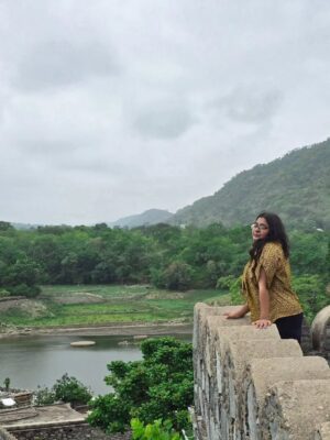 Vidushi Malpani Instagram - काग़ज़ की सिलवटों में
सोयी रह गयी जाने कितनी कविताएं....
कुछ हृदय के शोक से ,
कुछ मस्तिष्क के रोष से ....
कुछ नयनो के जल से ,
कुछ डर के कल से ....
- लेखिका एवं कॉपीराइट
विदुषी मालपानी "वीणा "
खण्डवा, मध्यप्रदेश
#Vidushimalpani #ayushimalpani #vidushicreations #poem #khandwa #amarujalakavya #kavita #kavya #खण्डवा #कविता #poems #vidushi #विदुषी